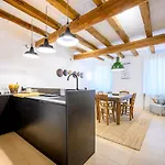 Skylight Duplex In Historic Center بارما