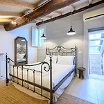 Skylight Duplex In Historic Center